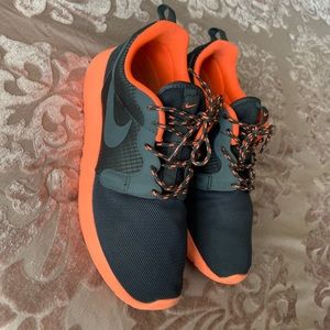 Woman’s Nike Roshe Sneakers